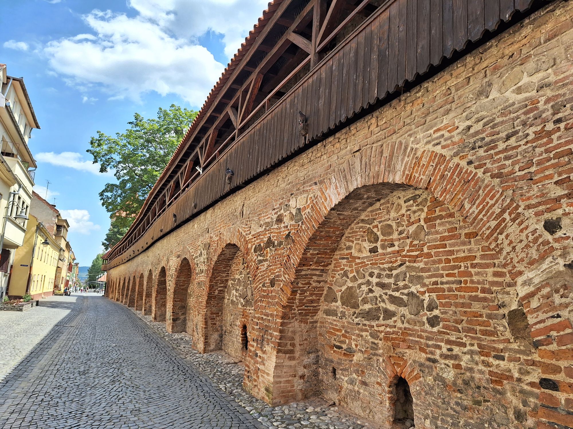 Historische Stadtmauer in Sibiu Blick auf eine historische Stadtmauer
