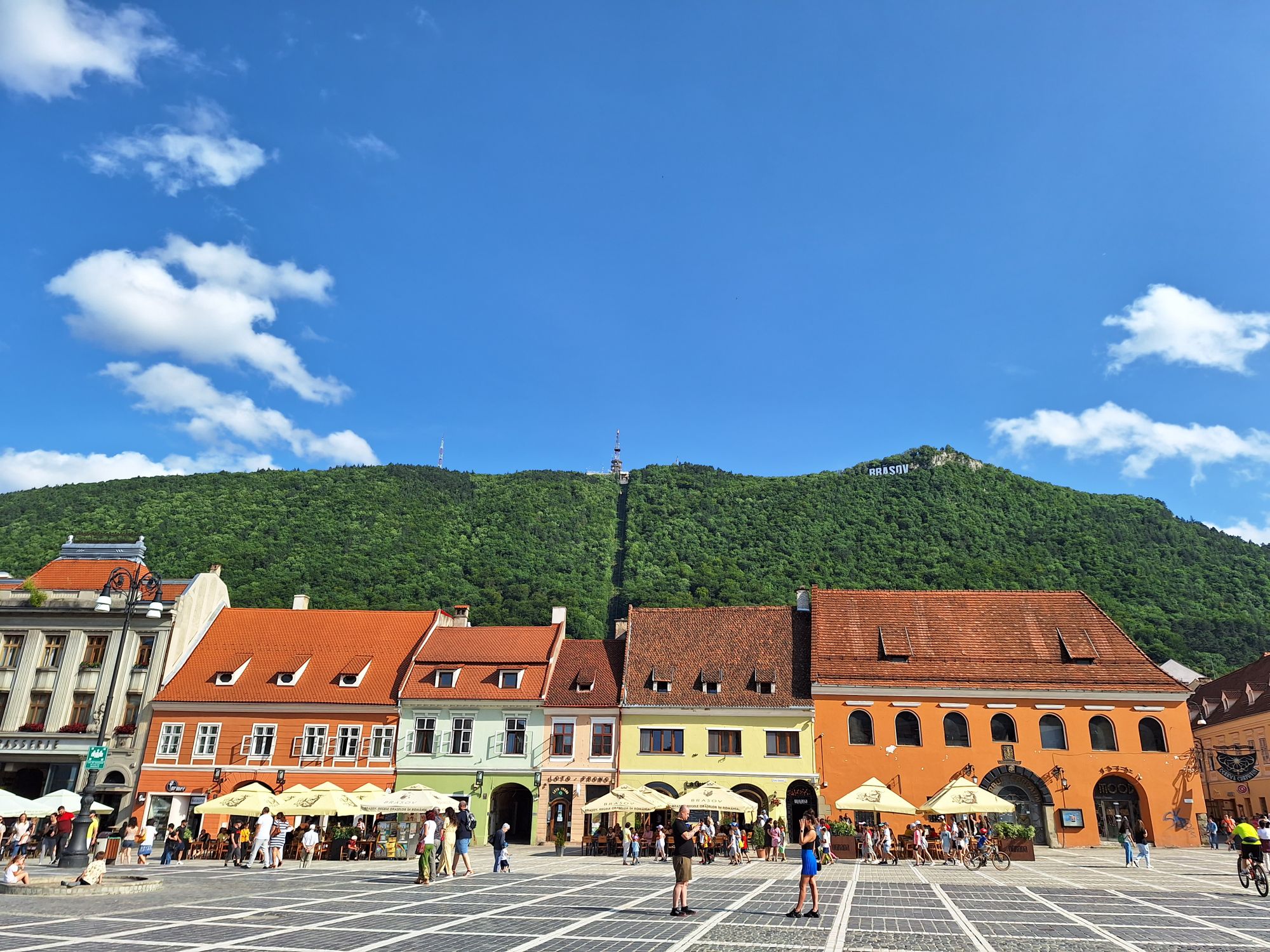 Brașov ist am Berg gebaut Blick auf Häuser in der Altstadt von Brașov mit Berg im Hintergrund