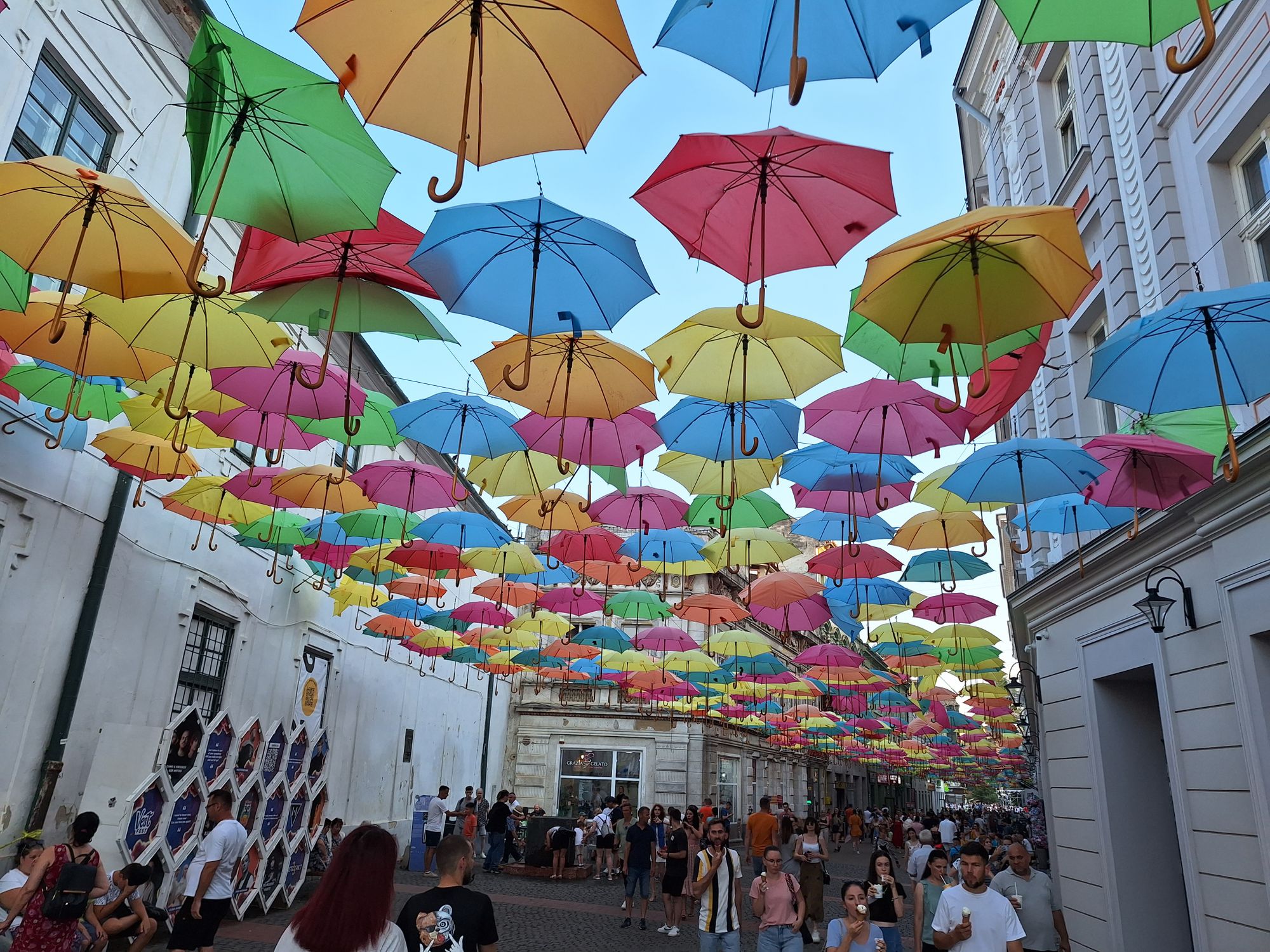 Kreative Straßendeko in Timișoara Regenschirme über einer Fußgängerzone