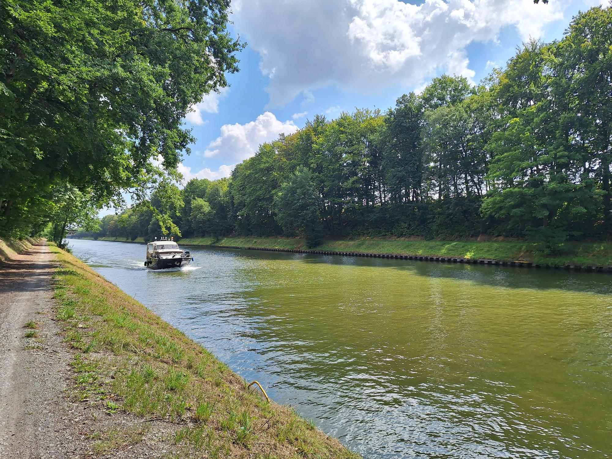 Today&rsquo;s route went along two canals. In the middle of the canal, there&rsquo;s a ship. I went faster than the ship.