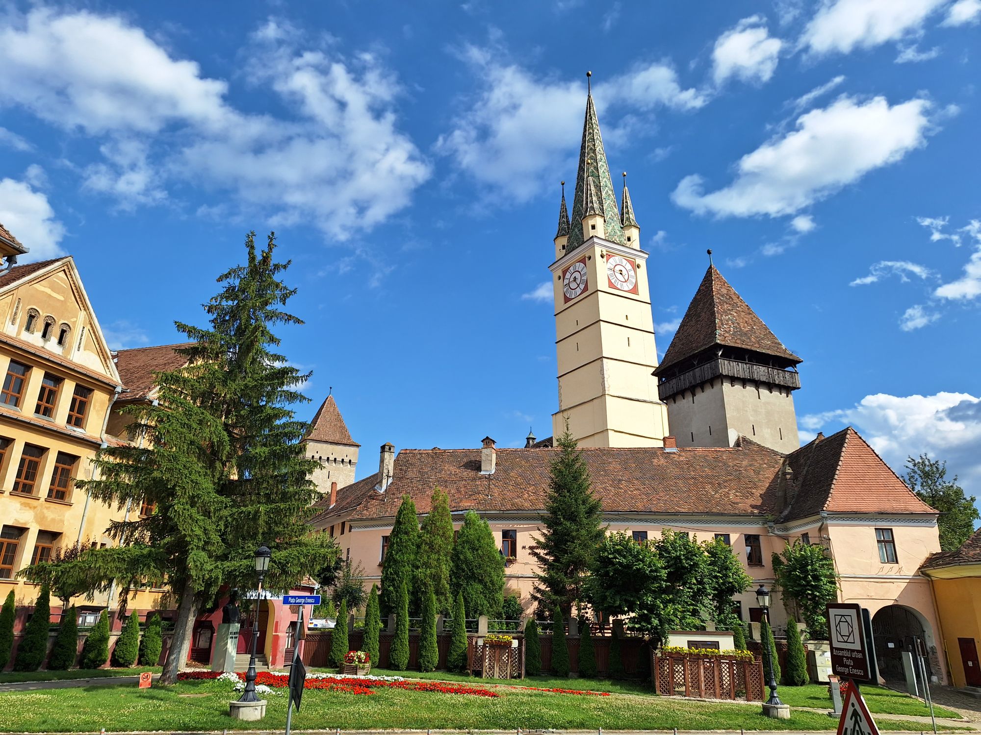 Kirche mit schiefem Turm in Mediaș Blick auf eine Kirche, der Kirchturm ist schief