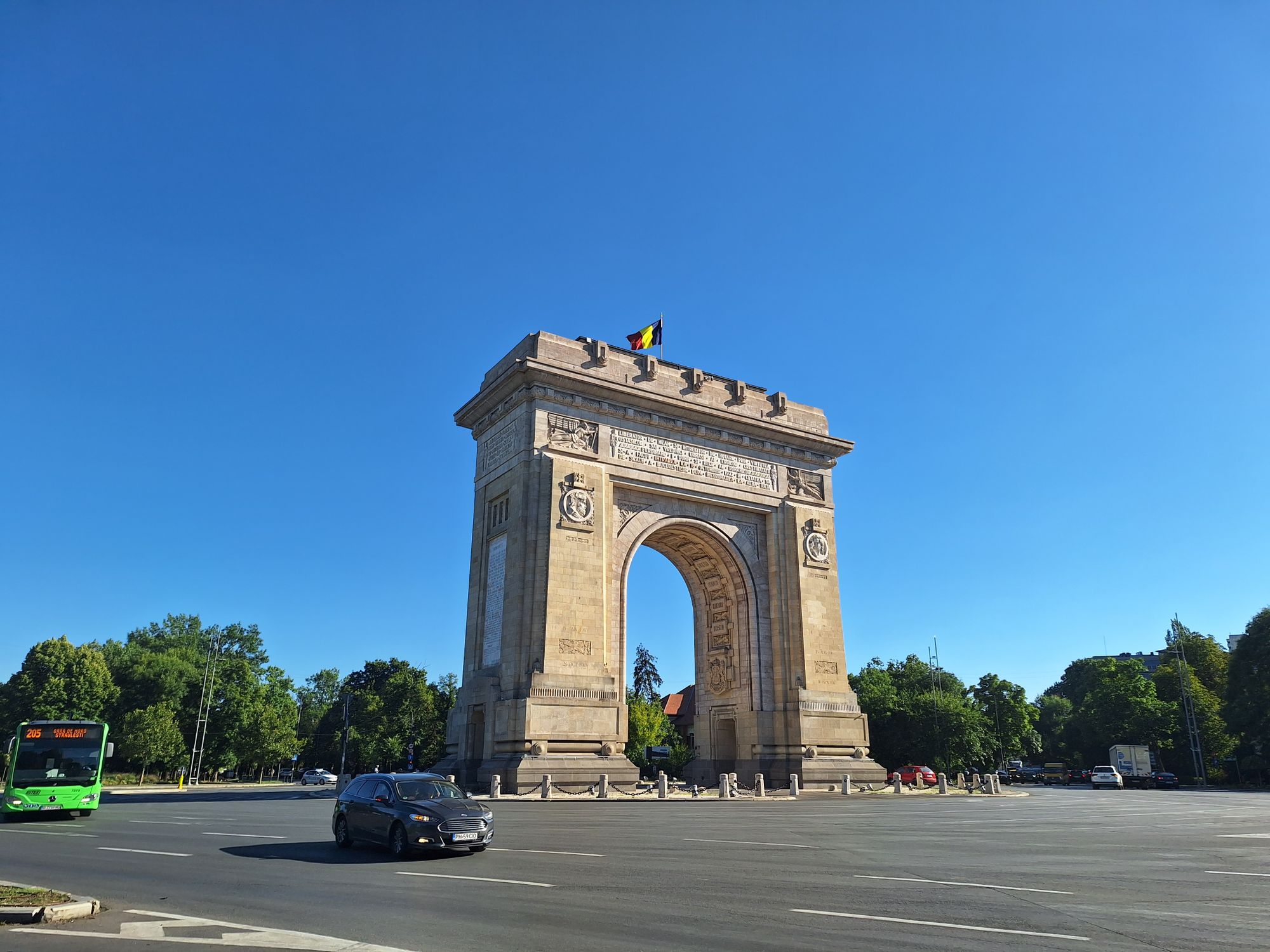 Triumphbogen in București nach Pariser Vorbild Blick auf den Triumphbogen in București