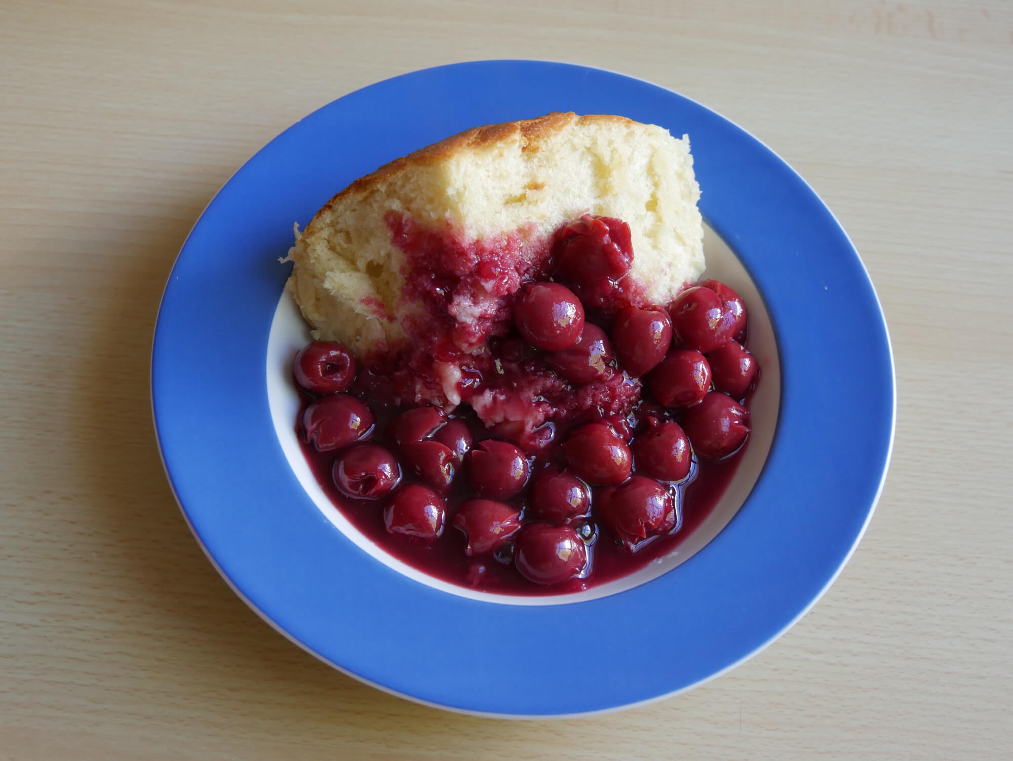 Dampfnudel im Teller mit Kirschsoße